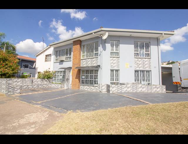 190M² BUILDING FOR SALE IN ARENA PARK